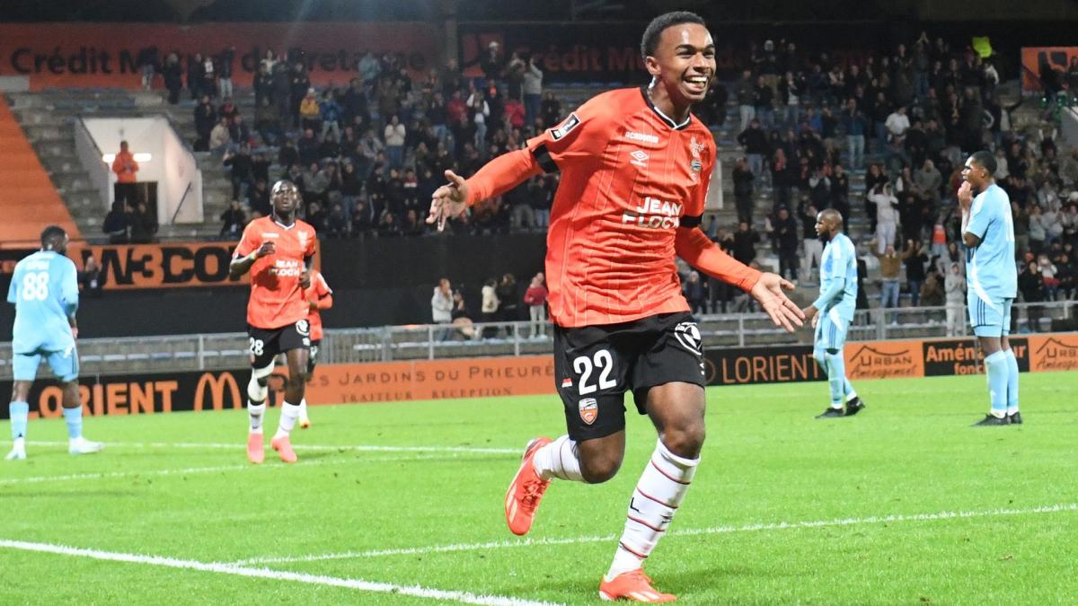 La P Pite Eli Junior Kroupi Met La Pression Sur Le Fc Lorient