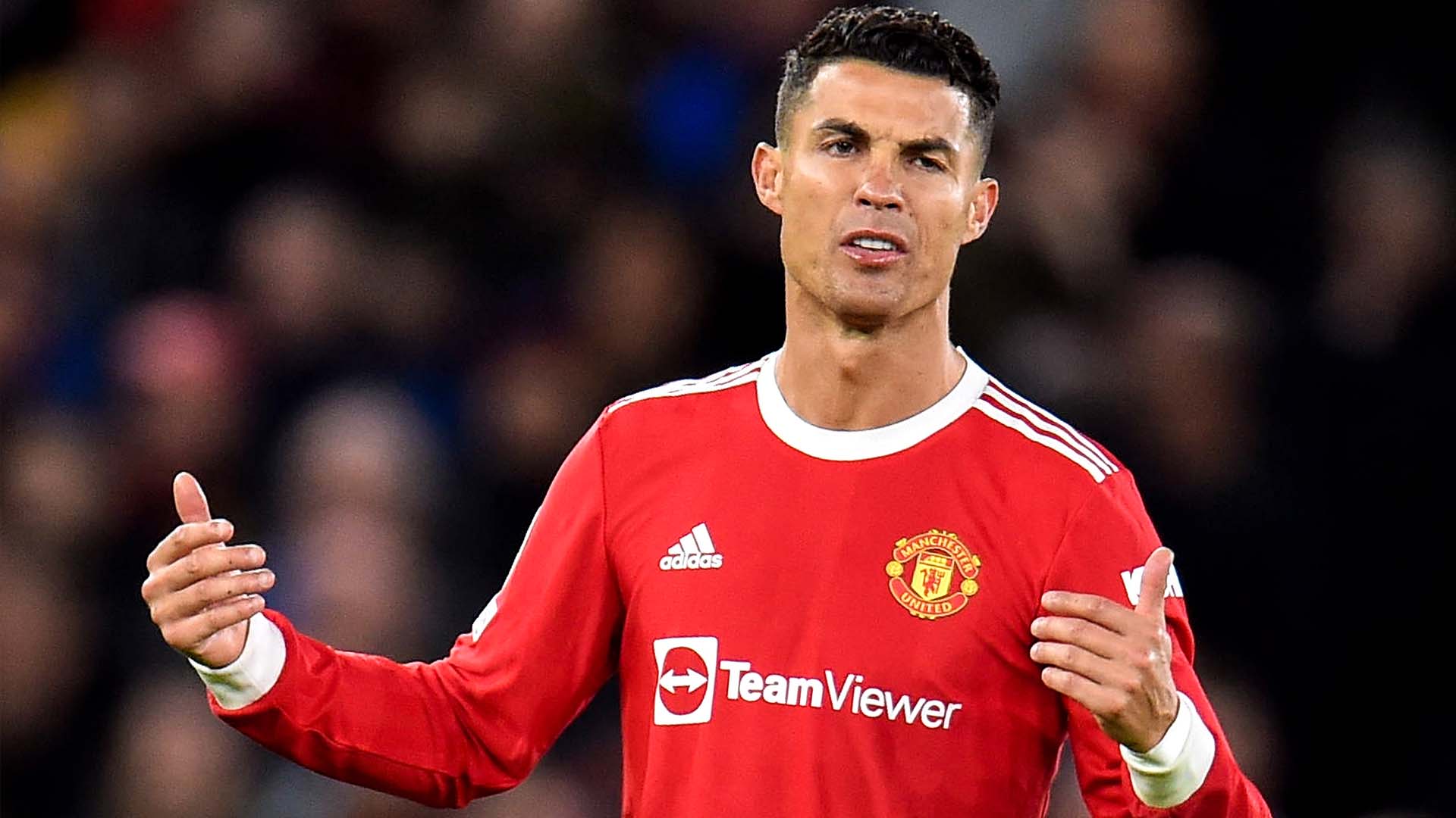 Cristiano Ronaldo pose dans son nouveau maillot de Manchester United