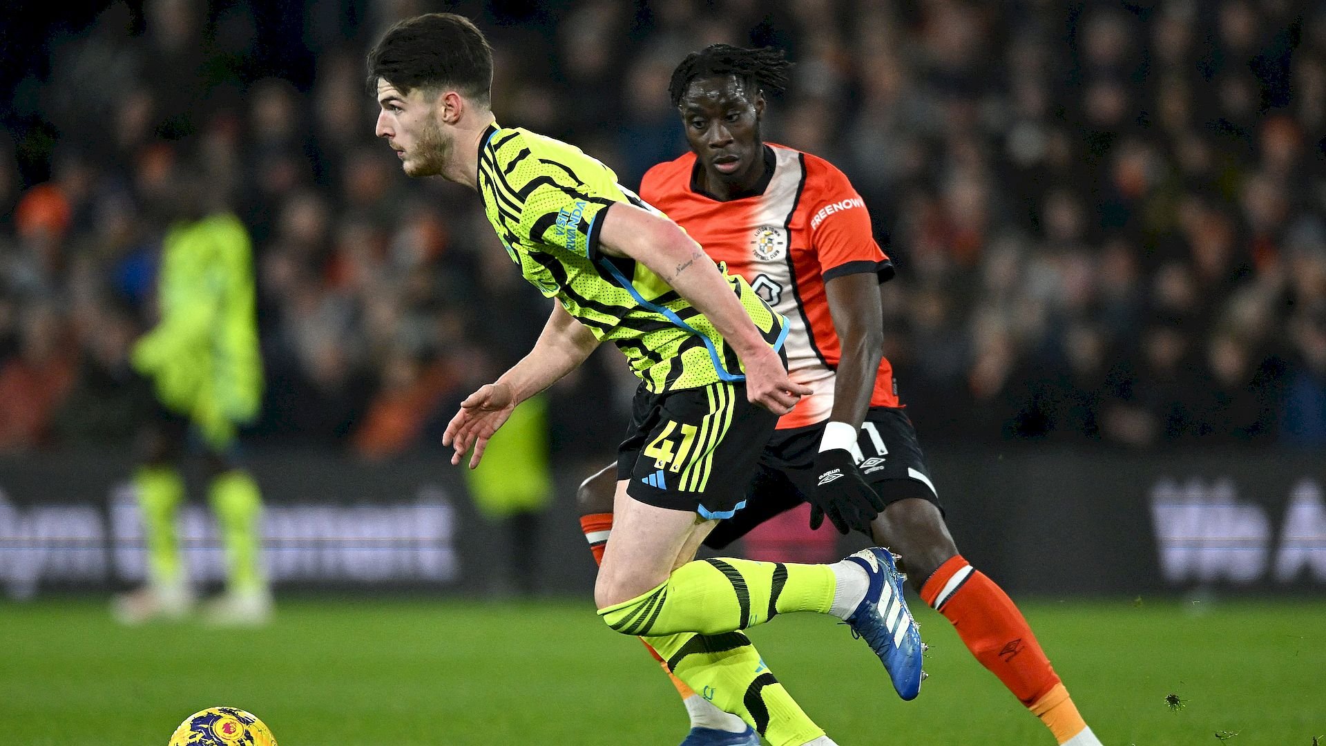 JOGUE BEM - Batalha nos gramados! ⚽🔴⚪ Luton Town recebe o Arsenal às  17:15. A emoção está no ar! Quem você acha que vai dominar o campo nesse  duelo? 👉 Deixe suas