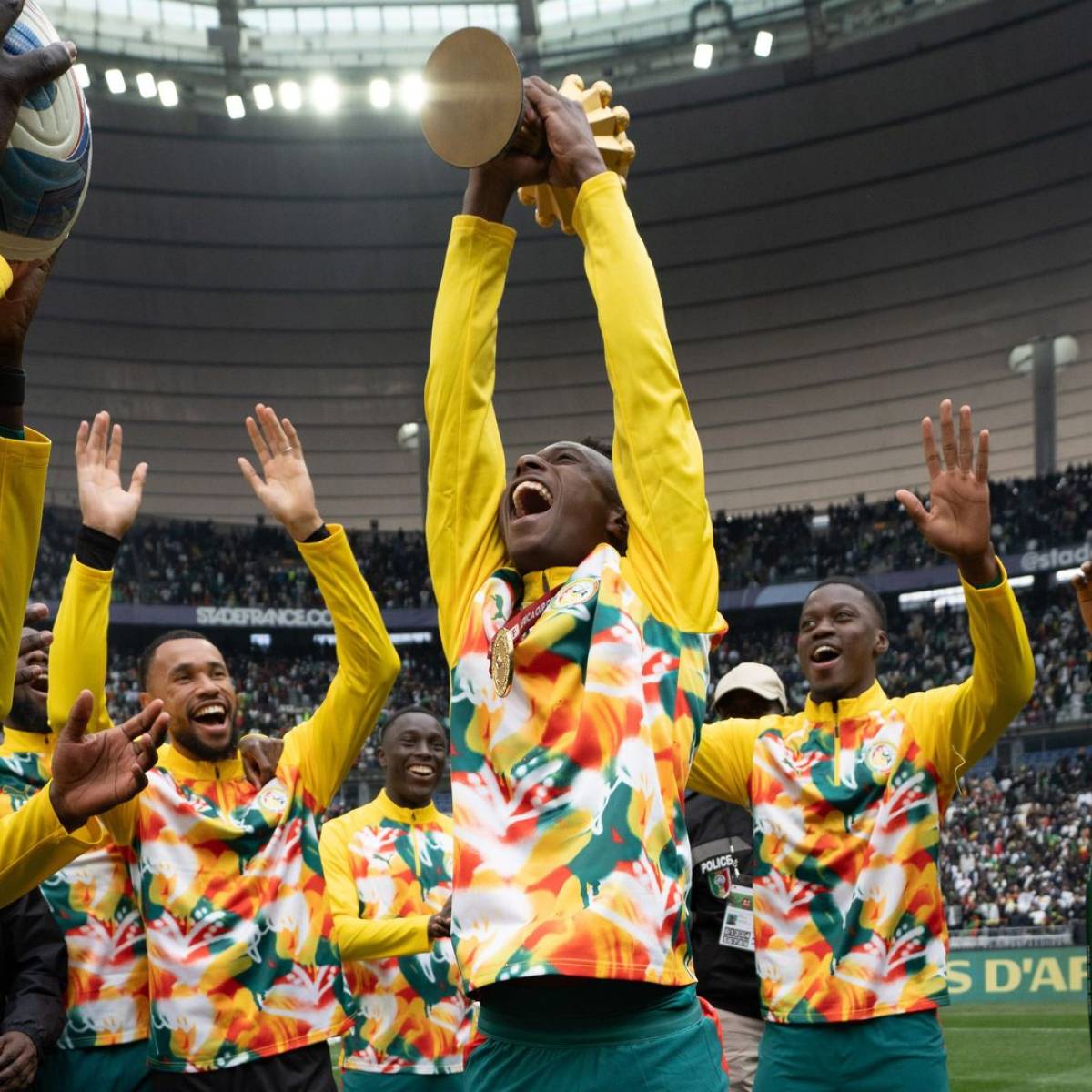 Tours de stade avec la CAN, supporters en feu…l’incroyable célébration du Sénégal au Stade de France