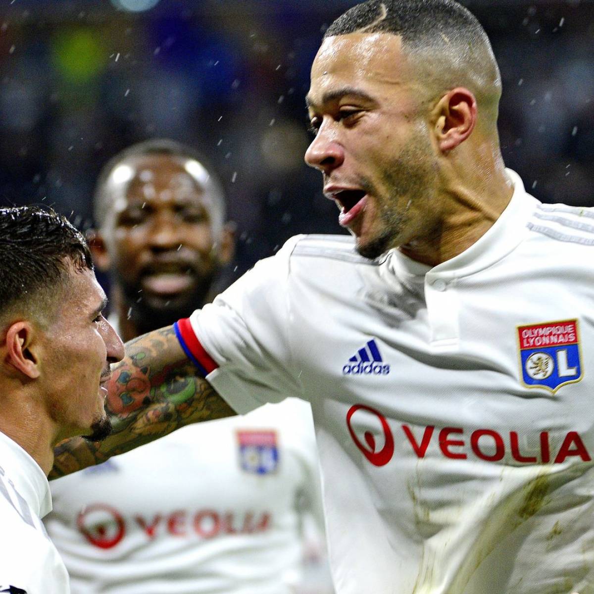 OL : Memphis Depay épinglé pour des photos avec un fauve