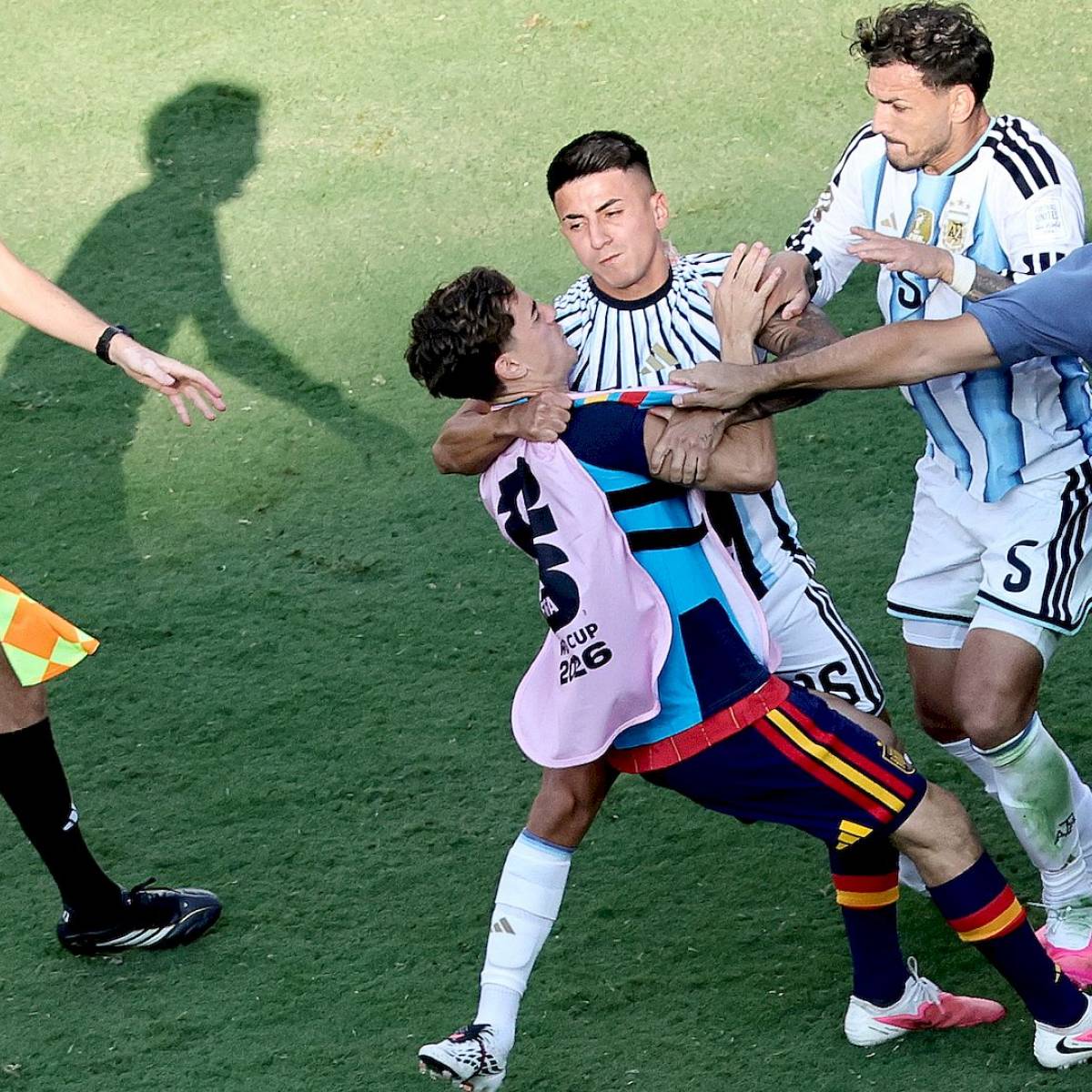 Gavi xin FIFA tha cho cầu thủ Argentina 2 Coupe du Monde 2026 : Gavi défend Leandro Paredes