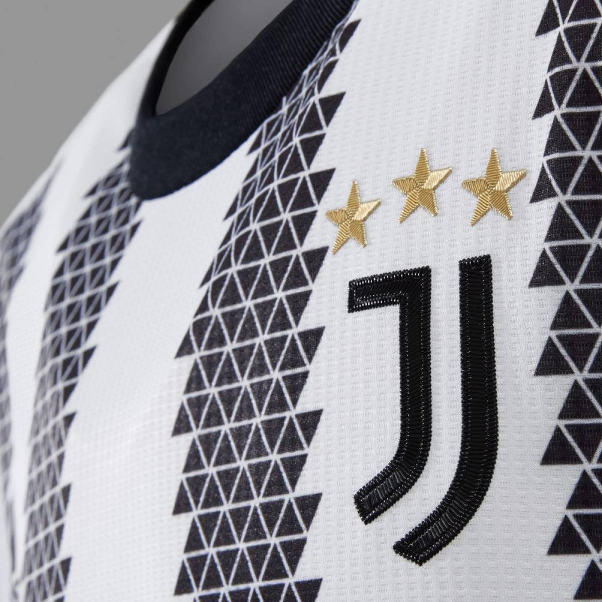 La Juventus dévoile son nouveau maillot domicile 2022/23 !