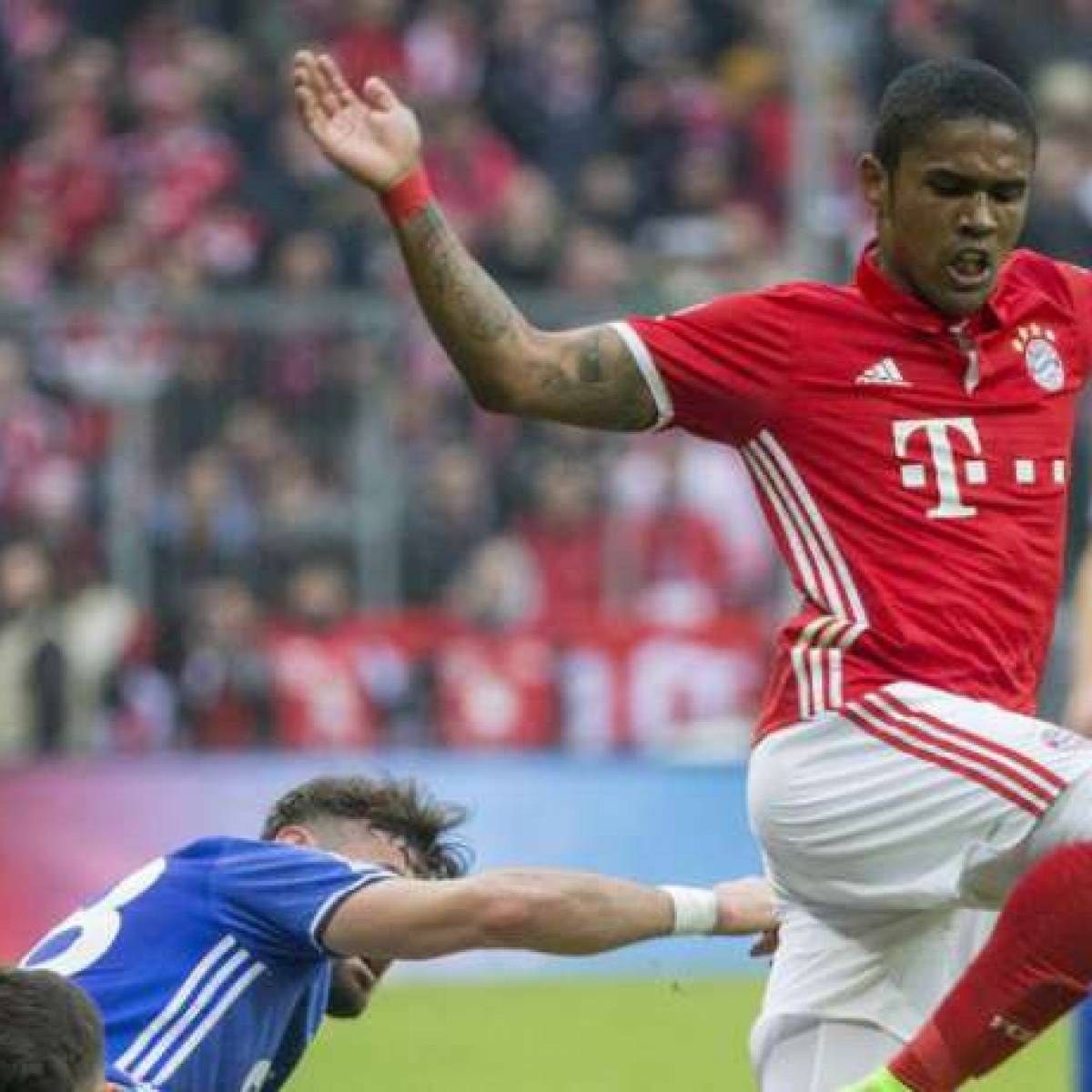 Bayern Munich Douglas Costa Ouvre Grand La Porte A Un Depart