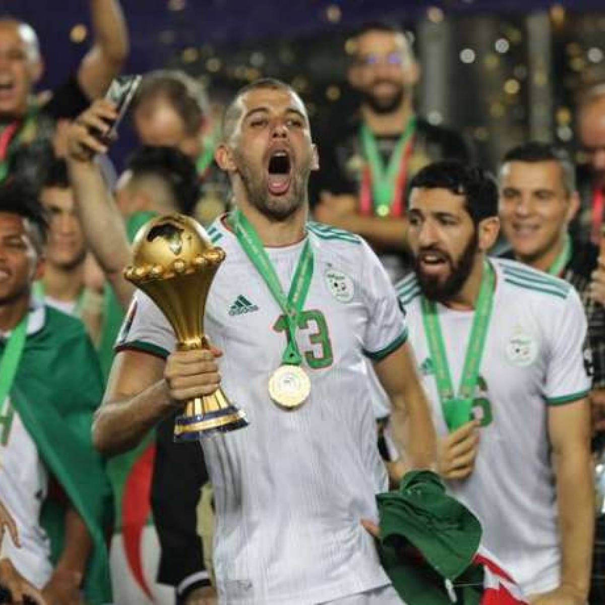 Officiel Monaco Se Fait Preter Islam Slimani