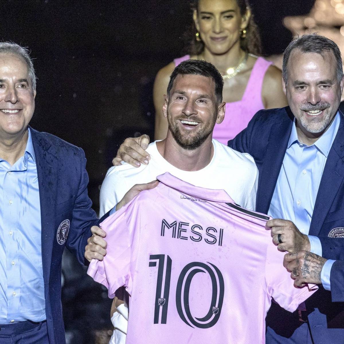 Ces maillots de foot collectors retracent les carrières de Ronaldo et Messi