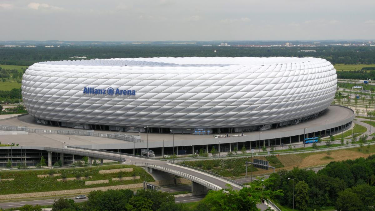 PSG : les supporters arrachent la pelouse après l’envahissement de terrain à Munich