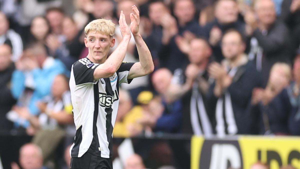 Newcastle : Anthony Gordon dézingue Rummenigge pour ses propos Woltemade