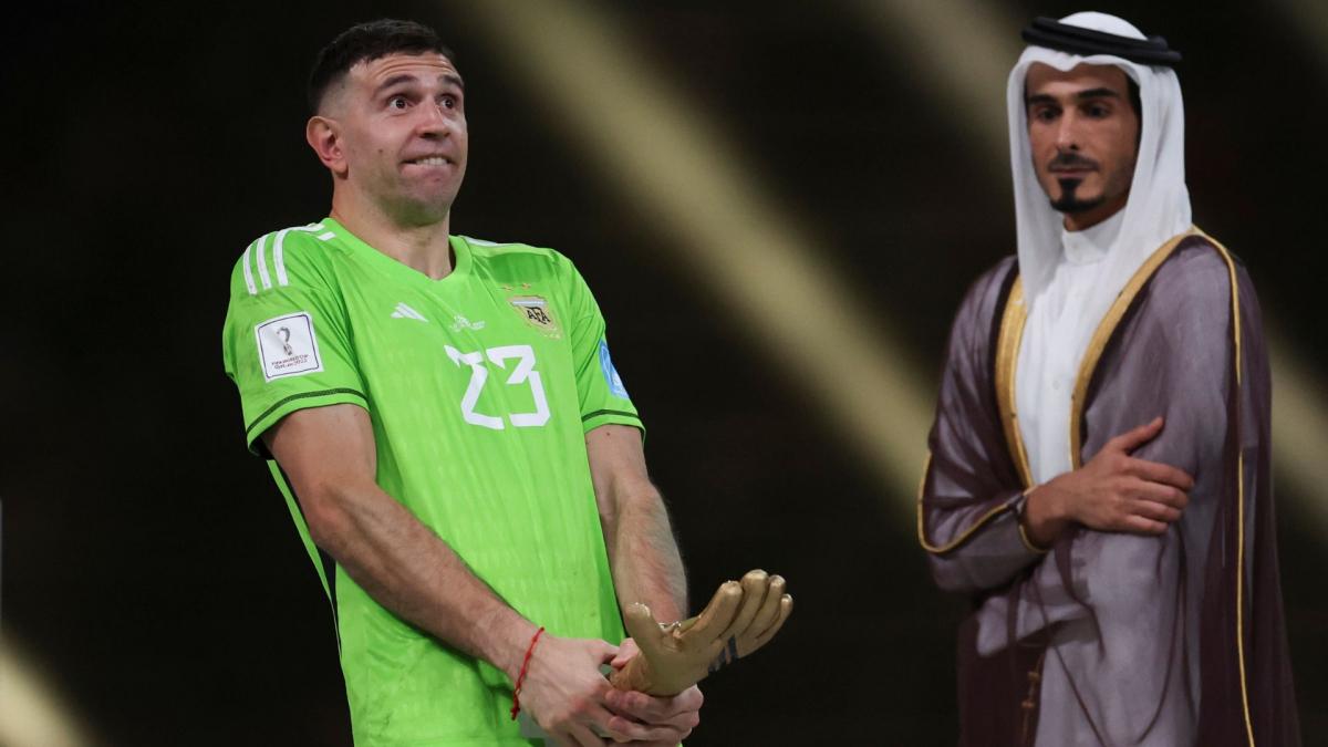 La célébration d'Emiliano Martinez avec son trophée de meilleur gardien du Mondial 2022