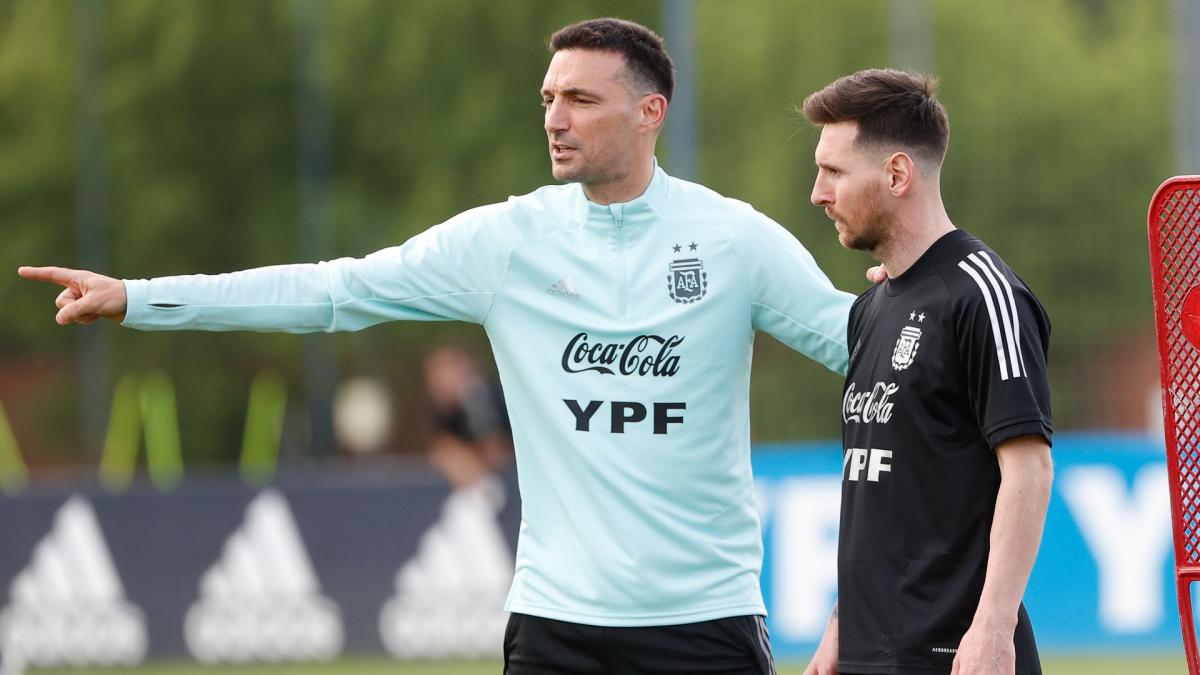 Argentine - Mexique : Lionel Scaloni et son staff en larmes après le but de Lionel Messi