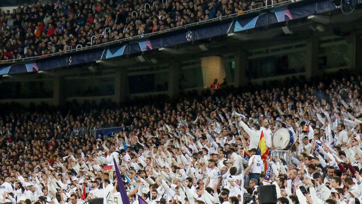 Real Madrid : des écharpes à l’effigie de Kylian Mbappé vendues aux abords du Santiago-Bernabeu