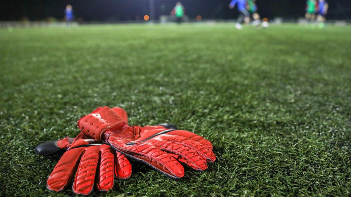 Image illustration football terrain avec gants de foot