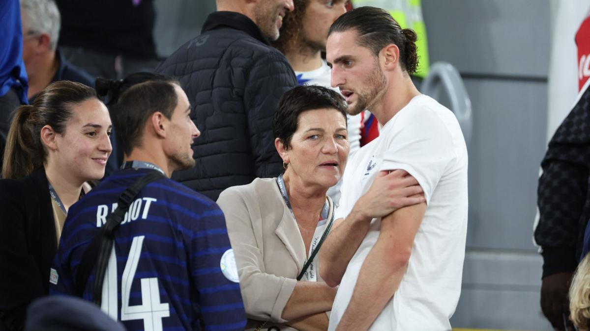 the supporters thank… the mother of Adrien Rabiot!