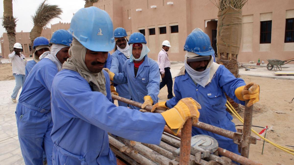Des travailleurs étrangers sur un chantier au Qatar