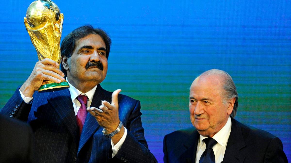 L'ex-président de la FIFA Sepp Blatter (à droite) aux côtés de l'ancien émir du Qatar, Hamad ben Khalifa Al Thani