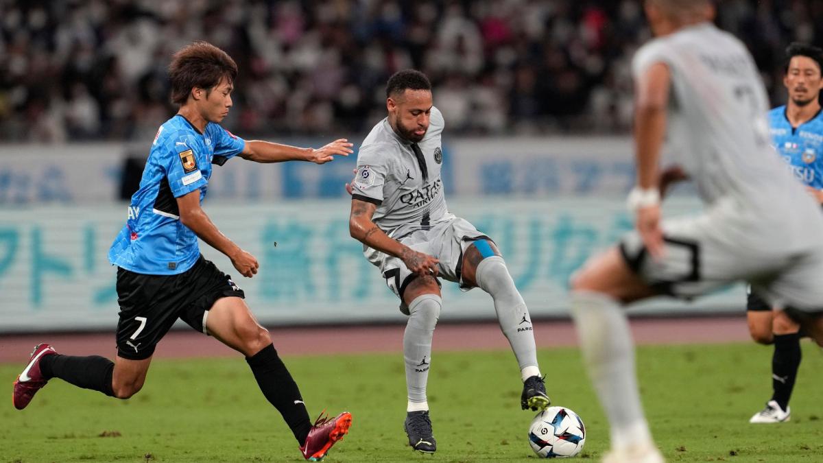 Neymar en action avec le PSG face au Kawasaki Frontale en amical, au Japon, avec la nouvelle Future de PUMA aux pieds