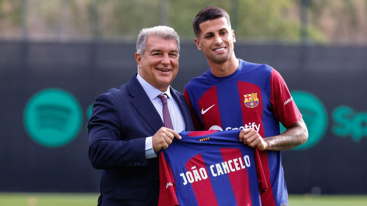 João Cancelo fait son grand retour au FC Barcelone 