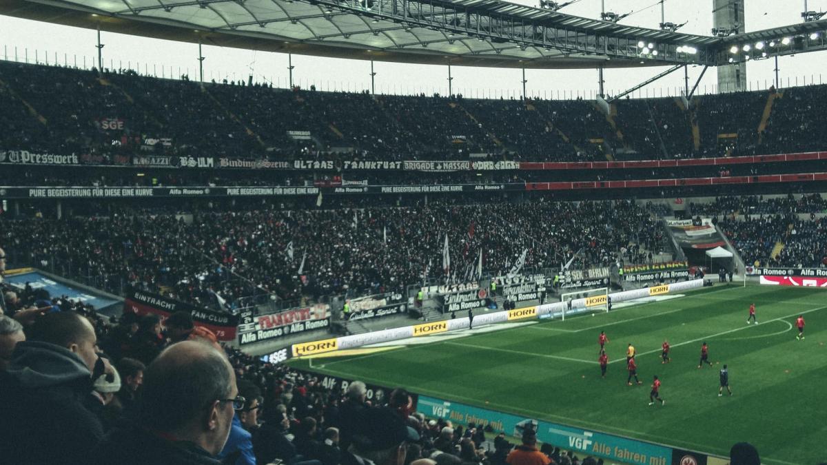 Eintracht Frankfurt offers Willian Pacho
