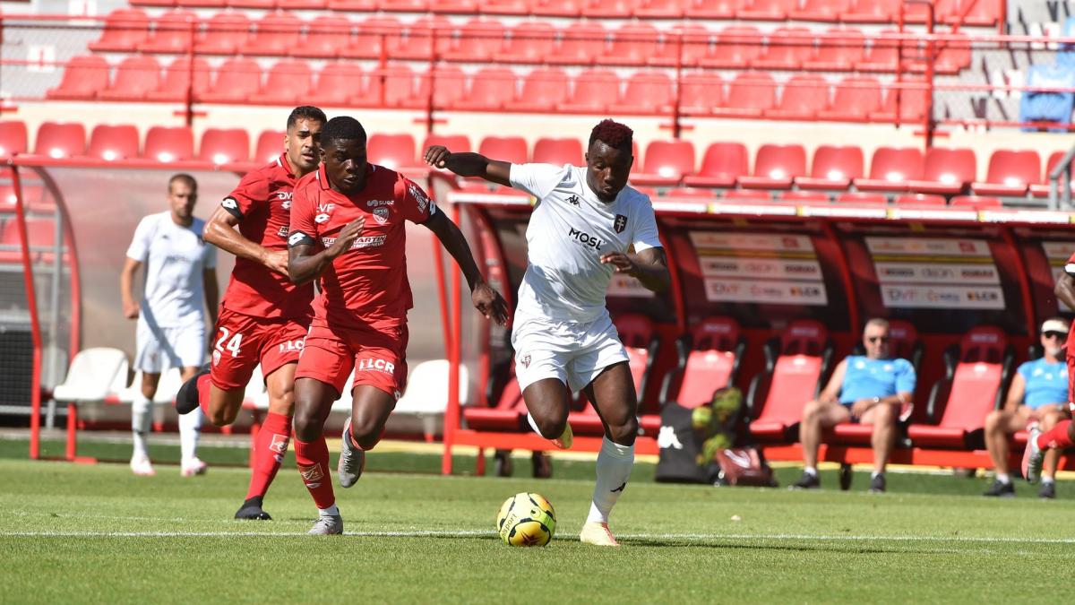 PSG : Éric Junior Dina Ebimbe dans le viseur de Lens et de Saint-Étienne - Vimarsana News