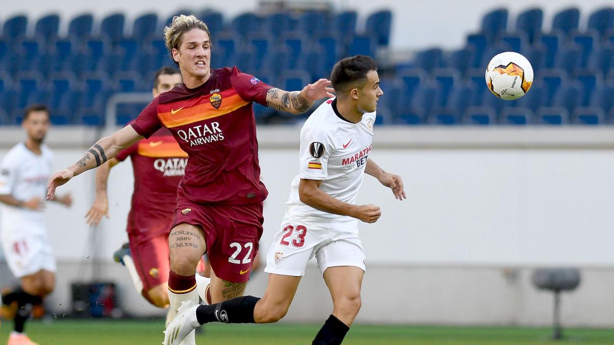 Nicolo Zaniolo (AS Roma) au duel avec Sergio Reguilon (Séville FC)