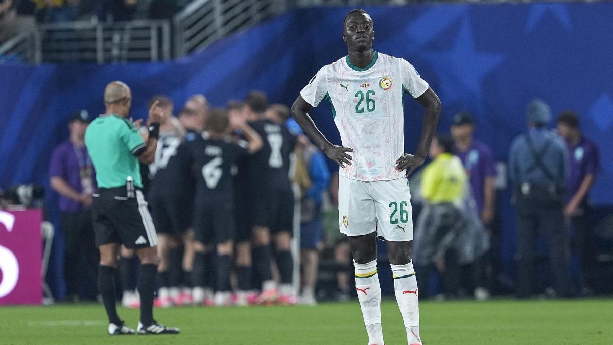 Gueye walks away after Senegal's collapse — photo: Foot Mercato