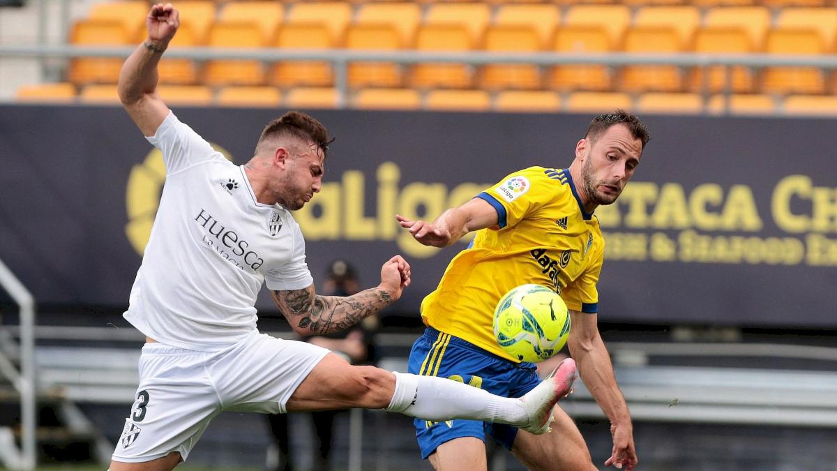 Pablo Maffeo (Huesca) face à Filip Malbasic (Cadix)
