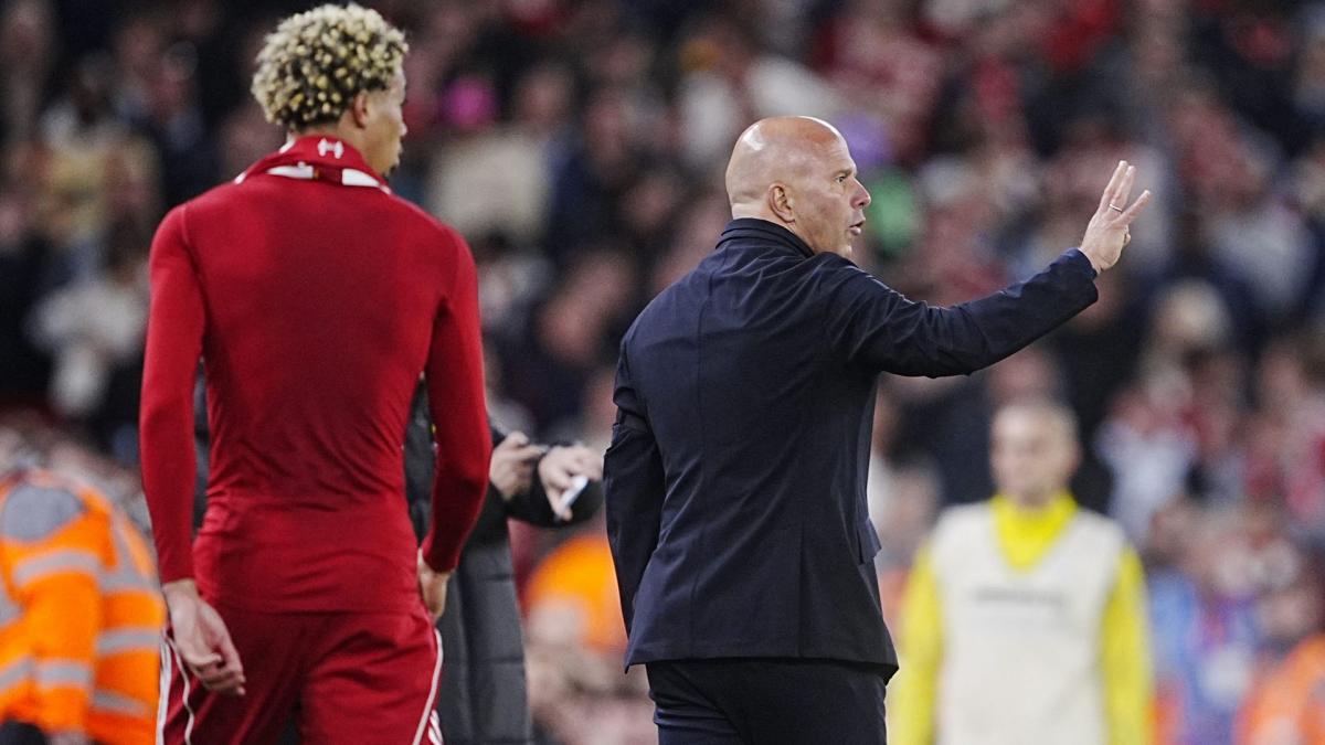 Liverpool : Arne Slot détruit Hugo Ekitike !