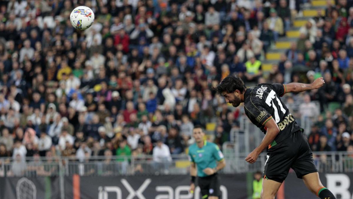 Serie A : Venise bat la Fiorentina et sort de la zone rouge