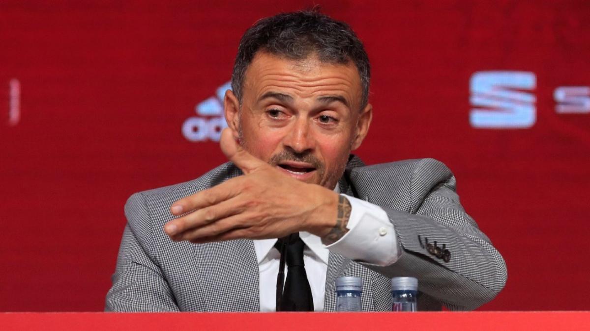 Luis Enrique wordt weggevaagd door verslaggevers voordat hij Marokko uitdaagt