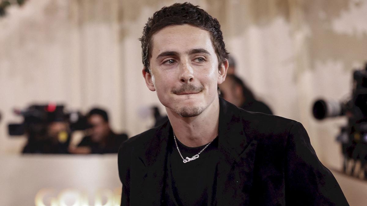 Timothée Chalamet dévoile le nouveau maillot de l’AS Saint-Étienne au 20h de TF1