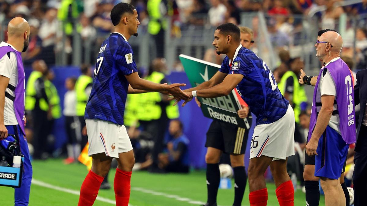 Lacroix doesn't hide from France's flat exit — photo: Foot Mercato