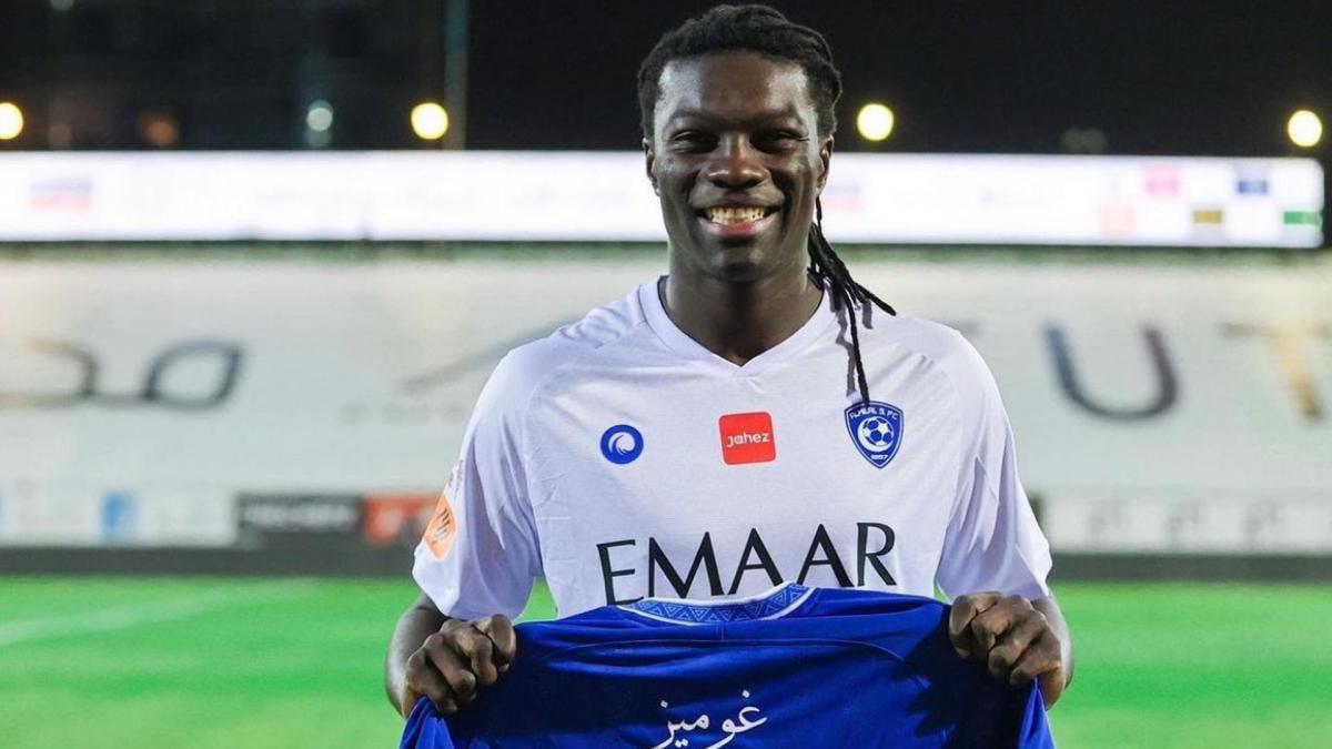 Al-Hilal annonce le départ de Bafétimbi Gomis
