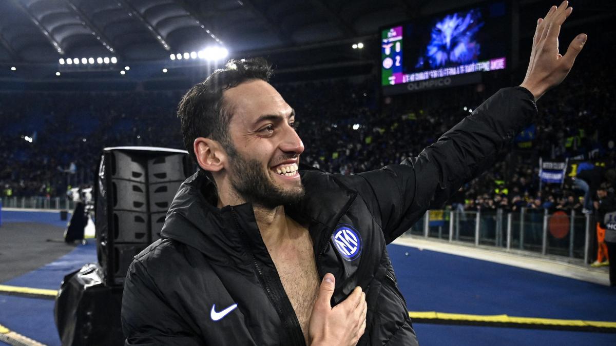 Inter Milan : Hakan Calhanoglu brise enfin la glace concernant son départ 