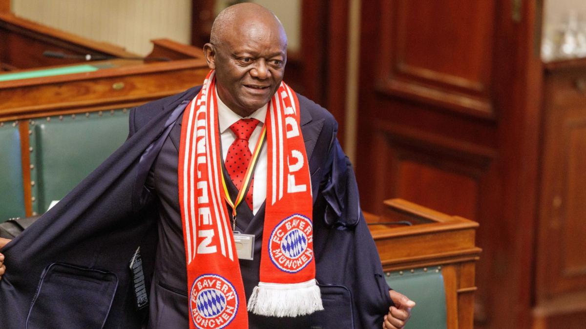 Le père de Vincent Kompany s’est présenté au parlement belge avec une écharpe du Bayern Munich