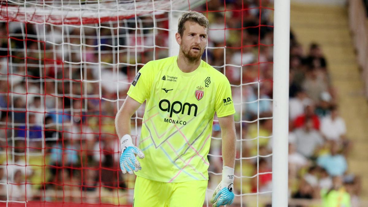 AS Monaco : Lukas Hradecky sort sur blessure contre l’OL