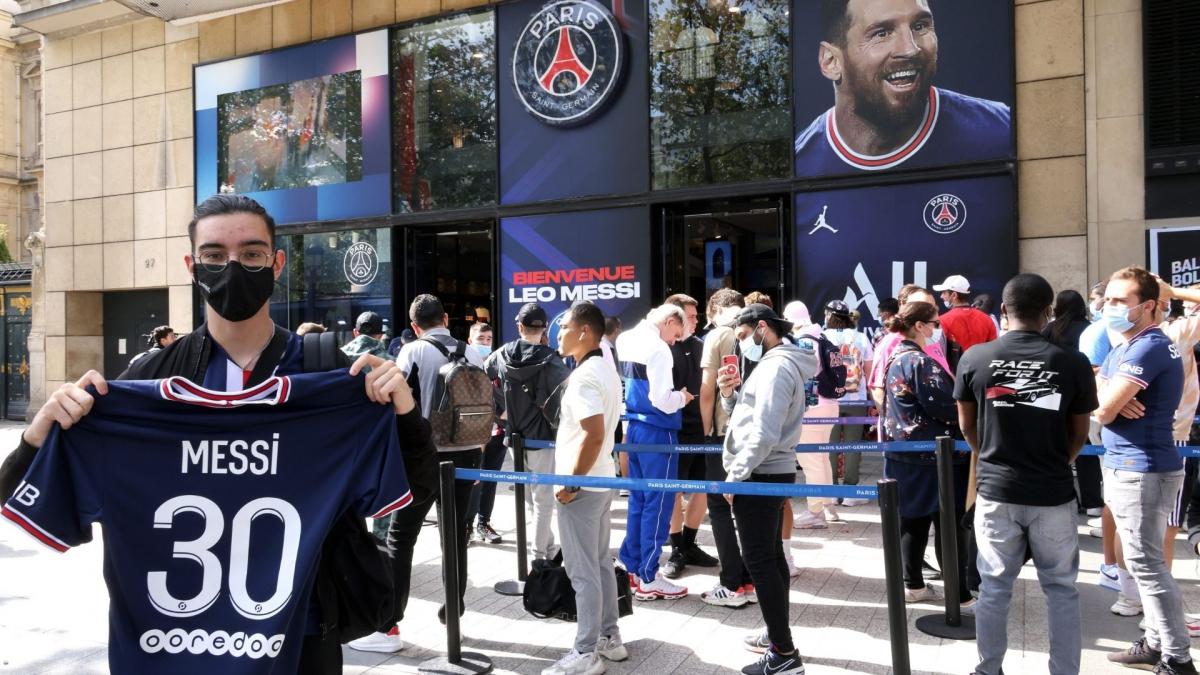 Les fans du PSG massés devant la boutique sur les Champs-Élysées pour le maillot de Lionel Messi