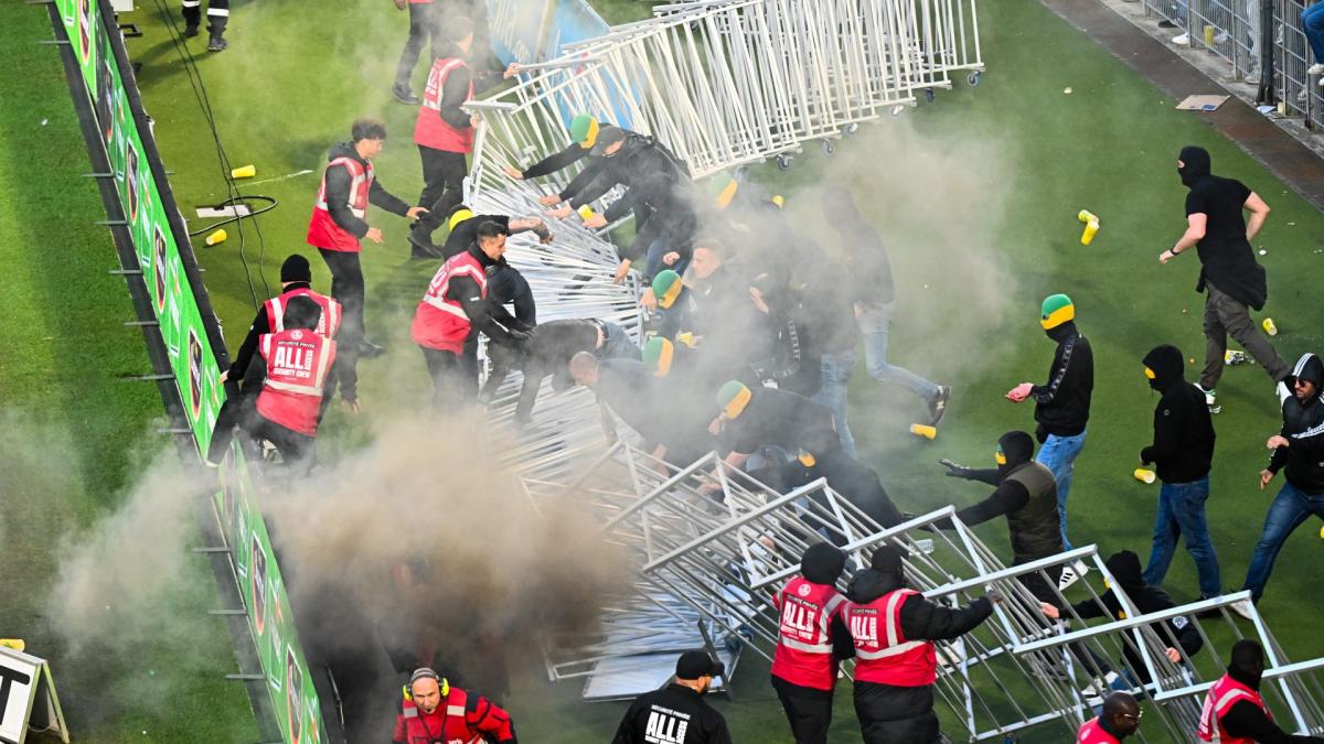 Field invasion, smoke bombs, armed and hooded ultras… the meeting is interrupted in Nantes!