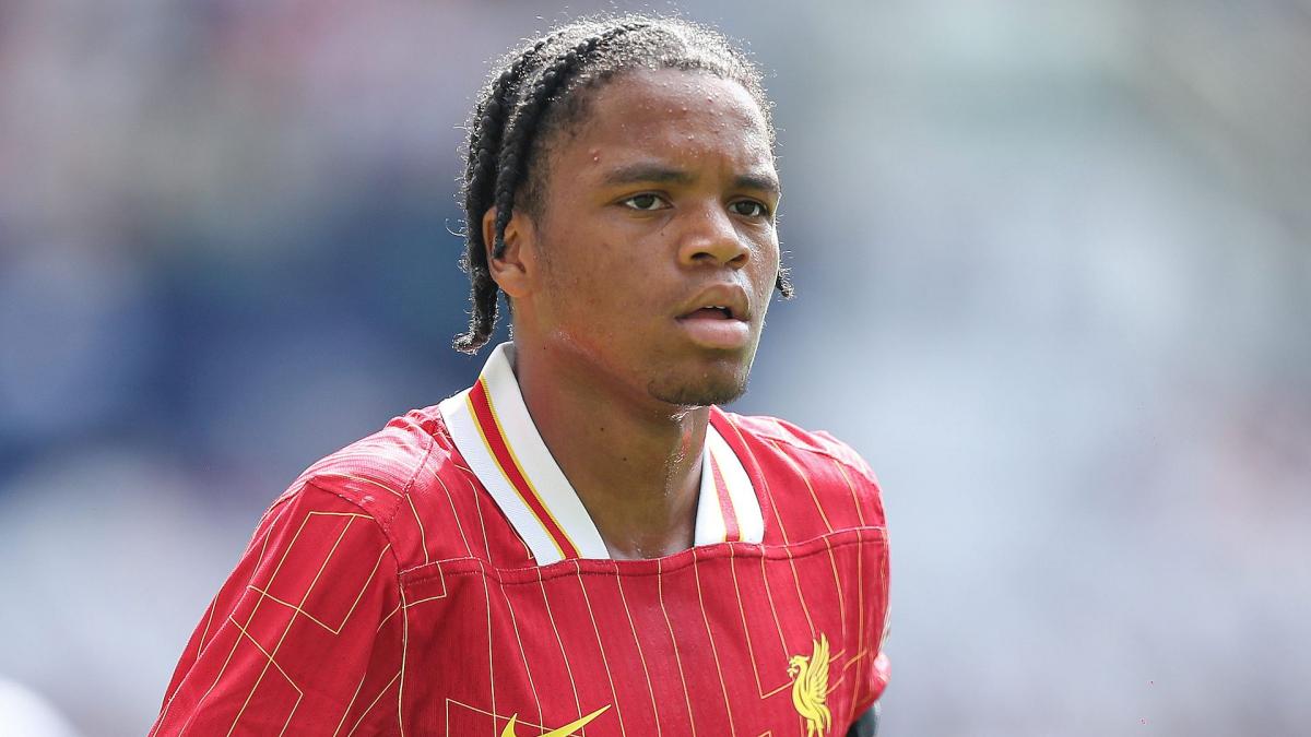 Liverpool : le crack Rio Ngumoha signe son premier contrat professionnel