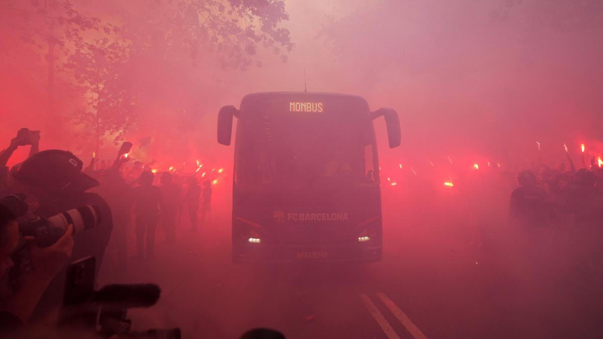 Barça-PSG : les supporters barcelonais caillassent le bus de leur équipe