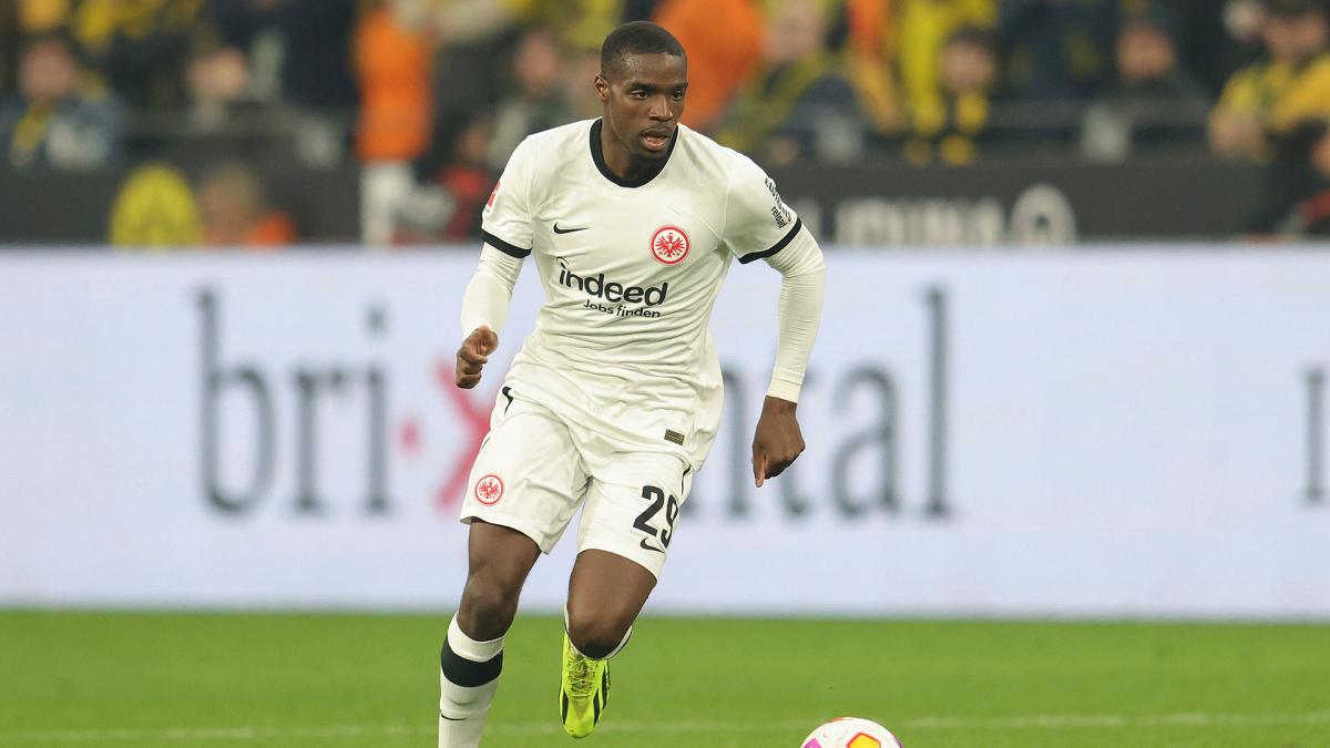 Niels Nkounkou signe au Torino
