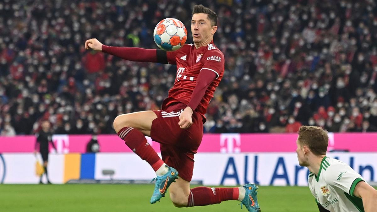 Bayern Munich boss slams his fist on the table for Robert Lewandowski