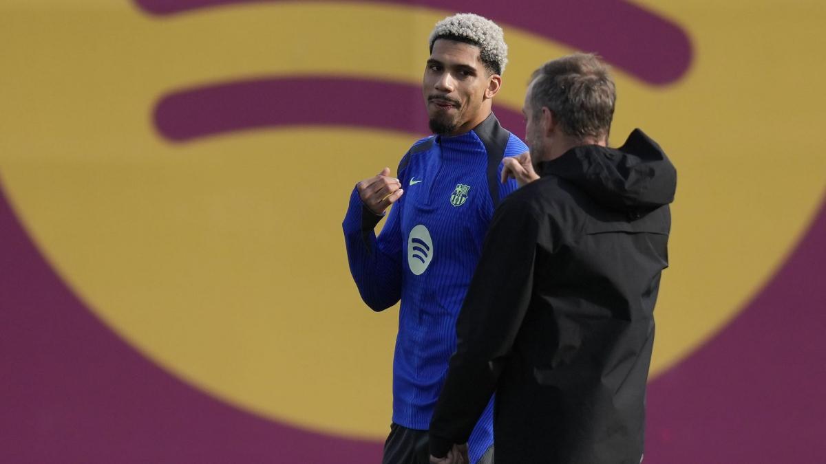 Le FC Barcelone prépare un plan pour Ronald Araujo