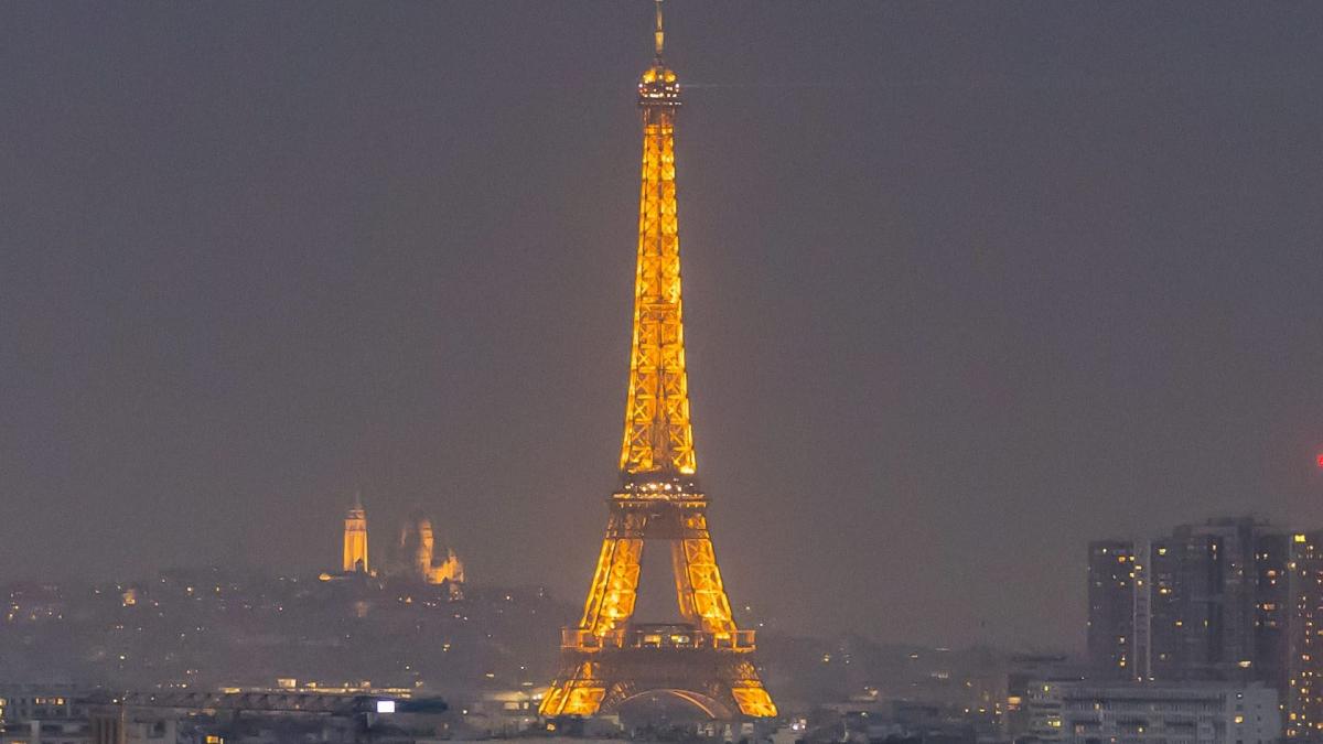 PSG : la Tour Eiffel noyée dans une épaisse fumée noire suite à un incendie