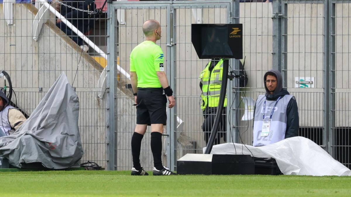 Arbitre devant la VAR