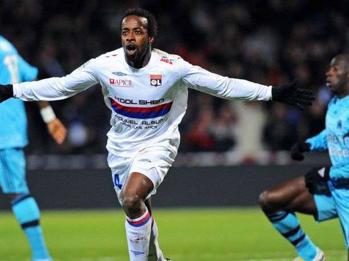 Deux Formations S Arrachent Sidney Govou