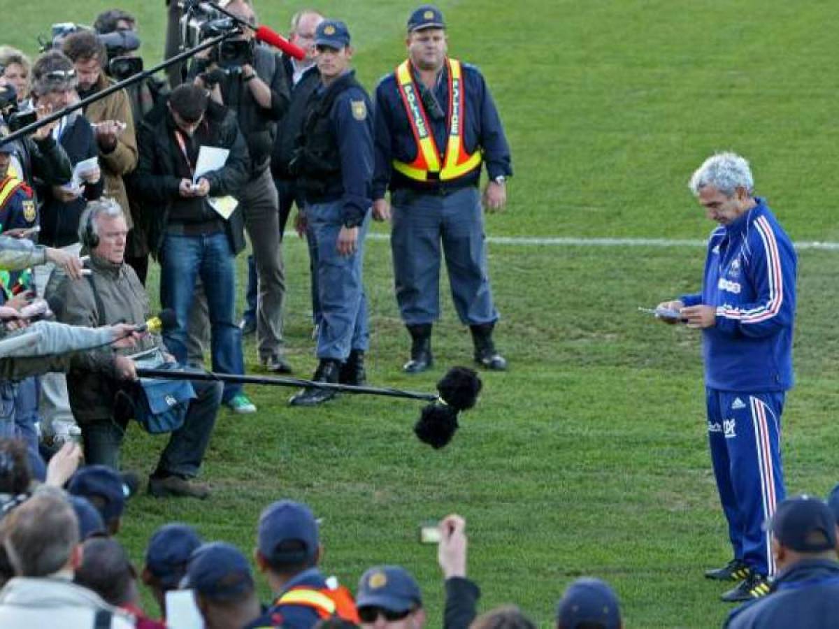 wallpapers Bus Equipe De France Afrique Du Sud patrice evra sur le scandale du bus