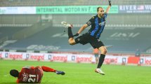 Bas Dost signe à Utrecht