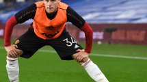 Manchester United : Louis van Gaal allume Donny van de Beek