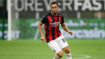 Hakan Çalhanoglu signe à l'Inter