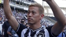 Keisuke Honda signe en Lituanie